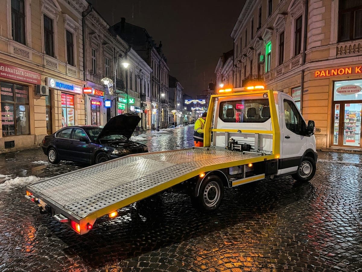 Tractare auto în centrul orașului pe timp de noapte