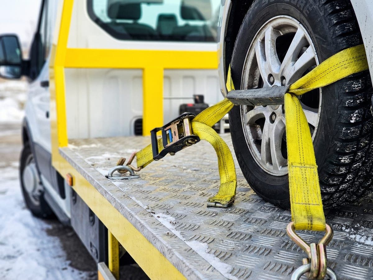 Fixare profesională cu chingi a vehiculului pe platformă