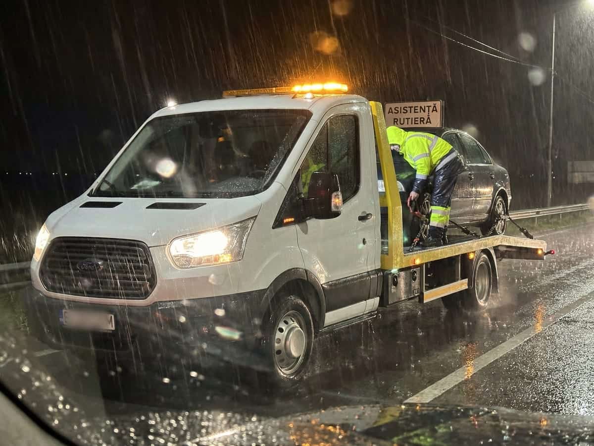 Tractare auto pe ploaie cu platformă