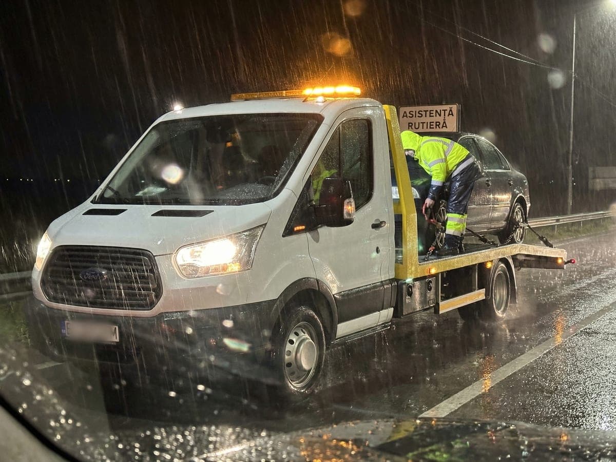 Asistență rutieră pe ploaie cu platformă de tractare